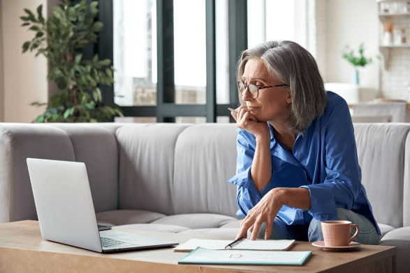 femme âgée regarde son ordinateur